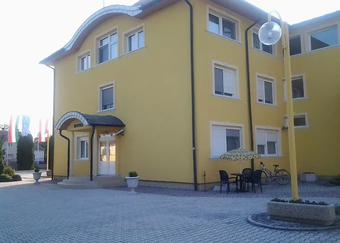 公寓式酒店 莱尔商务酒店 Gönyů